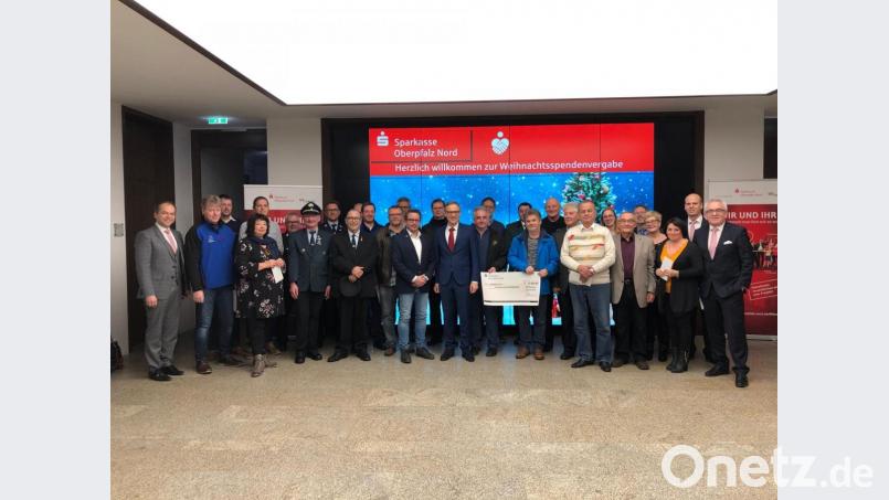 Im Foyer des generalsanierten Rathaus mit der Videowand im Hintergrund durften Abordnungen der begünstigten Organisationen und Vereine die Spenden von Sparkassen-Vorstandsvorsitzenden Ludwig Zitzmann und Filialbereichsleiter Thomas Böhm (von rechts), von Bürgermeister Bernd Sommer (Mitte) sowie von Vorstandsmitglied Hans-Jörg Schön in Empfang nehmen. . Bild: Stefanie Ernstberger/exb