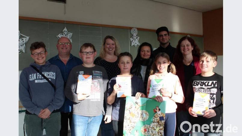 Alica Kleinlein (Zweite von rechts vorne) entschied im Vorlesewettbewerb ein enges Rennen gegen die anderen drei Klassensieger für sich. Links der Vorjahressieger René Stuber, hinten von links Lehrer Arthur Schriml, Elternbeiratsvorsitzende Simone Frohnhöfer. Lehrerin Natalie Springer, Jurymitglied Levon Yapiciyan und stellvertretende Schulleiterin Renate Schmidt. Bild: cs