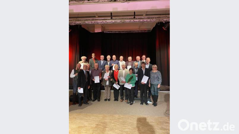 Die Jubilare des SPD-Ortsvereins Sulzbach-Rosenberg mit den Ehrengästen und politischen Funktionsträgern. Bild: exb