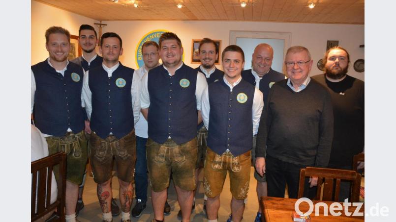 Neuwahlen standen beim Burschenverein Pechbrunn an. Im Bild (von links) Robert Müller, Marco Zeitler, Patrick Jentsch, Maximilian Rögner, Vorsitzender Dominik Wolf, Wolfgang Mößinger, Zweiter Vorsitzender Daniel König, Thorsten Riedl, Bürgermeister Ernst Neumann und Sascha Flick. Bild: jr