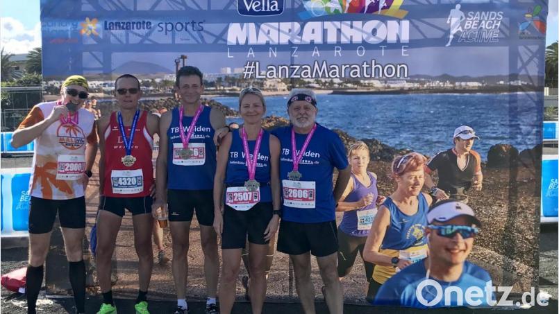 Zielfoto beim Lanzarote-Marathon und -Halbmarathon (von rechts):
Ludwig Kreutzer, Christine Helgerth, Max Helgerth, Jürgen Steiner sowie
der Laufkollege Oliver Popp aus Bayreuth Bild: Bühner