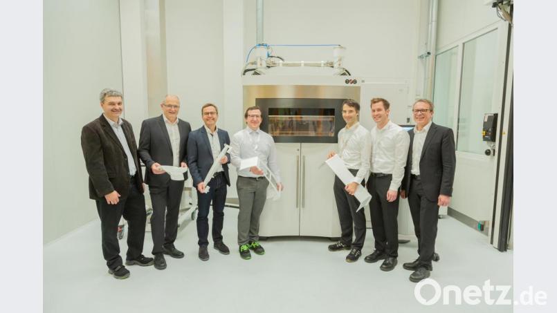 Rainer Häupl (Leiter Verfahrenstechnik), Helmut Kellner (Leiter Mechanikzentrum), Harald Cura (Büro Kerntechnologieen, Siemens AG), Fabian Krieg, Michael Ott, Thomas Lange (3-D-Druck-Team) und Standortleiter Michael Braunreuther (von links) nahmen den neuen Produktionsraum in Betrieb. Bild: hwk