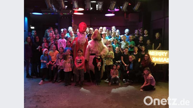 Die Kinder und Jugendlichen des Mitterteicher Gaudiwurms mit ihren Übungsleitern, Vorsitzendem Michael Zintl (hinten links) und dem Nikolaus in Begleitung von Knecht Ruprecht in der Kulturfabrik. Bild: exb