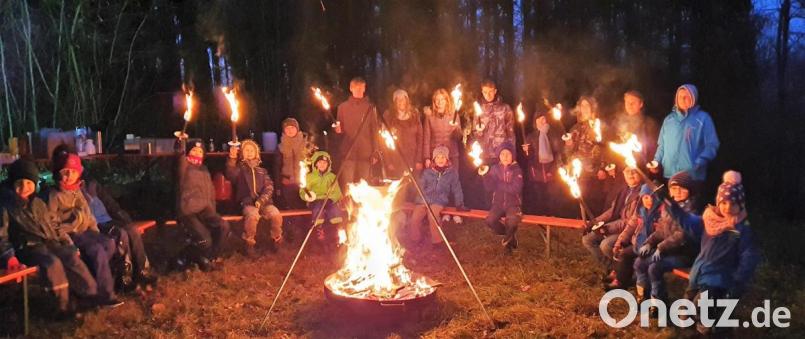 Die Löschzwerge versammelten sich um das Lagerfeuer versammelt und warteten auf den Nikolaus. Bild: hl