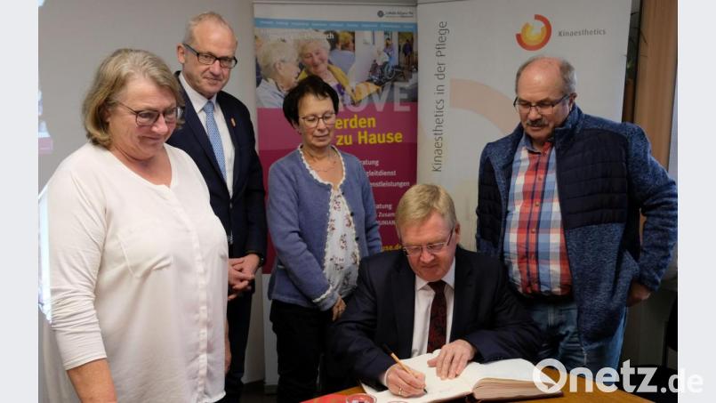 Im Beisein von (stehend, von links) AOVE-Geschäftsführerin Waltraud Lobenhofer, Bürgermeister Bernhard Lindner, Projektleiterin Monika Hager und Pflegeexperte Josef Hirsch trug sich Staatssekretär Andreas Westerfellhausn in das Goldene Buch des Marktes Hahnbach ein. Bild: Monika Schedl