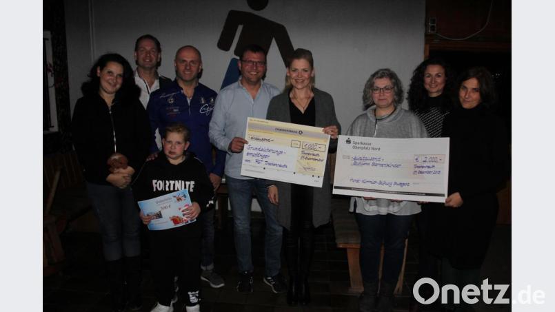 Insgesamt 3200 Euro spendeten der "Fußballstammdisch Tirschenreuth" und die Horst-Kimmich-Stiftung an soziale Projjekte. Im Bild die Spendenübergabe (von links) mit Michaela Rentsch, Holger Neid, Yannik Rentsch, Mario Bäumler, Volker Hecht, Nicole Bäumler, Silke Rosner, Maria Hierold und Beatrix Kempf. Bild: kro