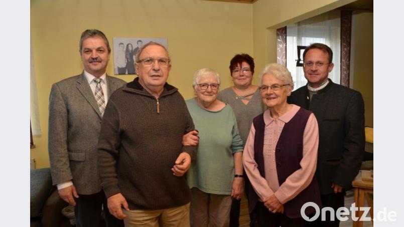 Rudolf Götz (Zweiter von links) feierte am Mittwoch seinen 80. Geburtstag. Dazu gratulierten Bürgermeister Andreas Wutzlhofer (links) und Dekan Alexander Hösl (rechts) sowie Erika Sollfrank (Zweite von rechts). Ehefrau Angela und Tochter Alexandra (Mitte) freuen sich über die Vitalität des Jubilars. Bild: dob