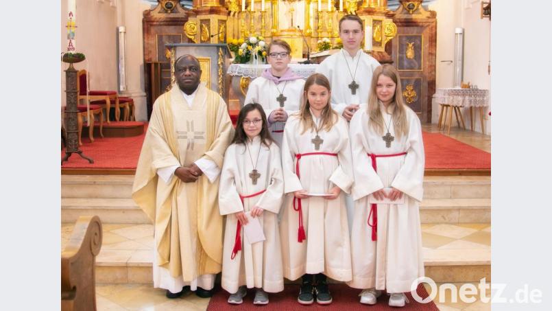 Lorena Witt, Sina Riedl und Johanna Schöner (vorne von rechts) sind die neuen &quot;Minis&quot; der Pfarrei Griesbach. Mit im Bild Pfarrer Dr. Charles Ifemeje sowie (hinten von links) Dominik Gradl und Philipp Gradl. Bild: Foto Hummer