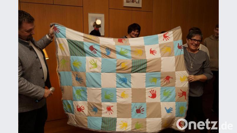 Eine Kuscheldecke mit Handabdruck und Namen soll Zenzi Meiler (rechts) an ihre Kinder und Kollegen erinnern. Bild: arw