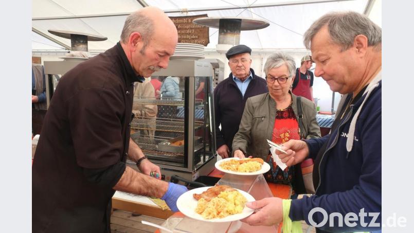 Brotzeitmachen auf dem Bauernmarkt: Die Besucher nehmen die Angebote der Direktvermarkter gerne an. Bild: Hirsch