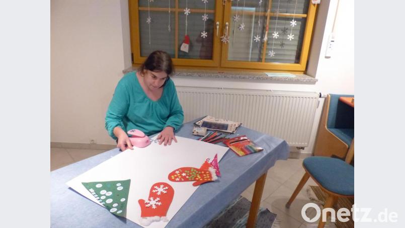 In ihrem Atelier fertigt Anita Schönberger verschiedensten Dekoartikel nicht zur Weihnachtzeit, sondern auch für Taufen, Geburtstage und andere Anlässe. Bild: sl