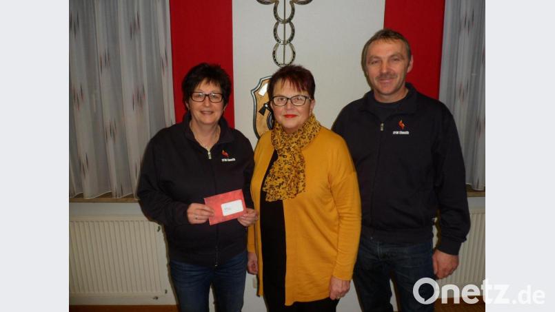 Die Kinderbeauftragte der Feuerwehr, Monika Horn (li), und Kommandant Gerhard Horn (re.) freuten sich über die Spende der KAB von 100 Euro durch Vorsitzende Marita Kuchenreuther Bild: soj