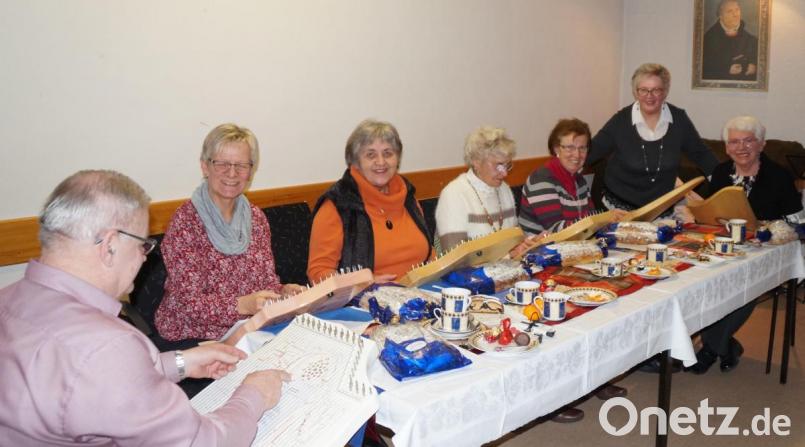Die Fuchsberger Veeh-Harfengruppe erfreute beim Adventsnachmittag des evangelischen Frauenkreises mit vorweihnachtlicher Musik. Regina Sautter (zweite von rechts) bedankte sich bei den Musizierenden mit Weihnachtsstollen. Bild: weu