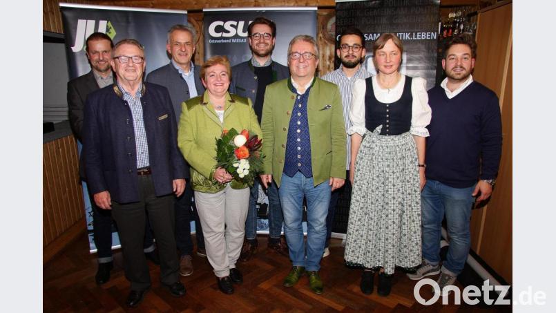 Einstimmig wurde Toni Dutz von seiner CSU ins Rennen um das Bürgermeisteramt geschickt. Im Bild (von links): Dritter Bürgermeister André Putzlocher, Zweiter Bürgermeister Fritz Holm, Roland Grillmeier, Evi Dutz, Florian Dutz, Toni Dutz, Florian Distner, Rita Korb und Michael Dutz. Bild: wro