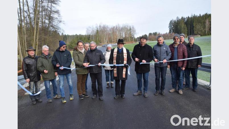 Die Straße von Michldorf Richtung Kleinpoppenhof ist nach der Einweihung offiziell für den Verkehr freigegeben. Bild: fz