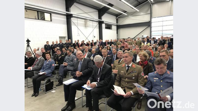 Gute Laune: Innenminister Joachim Herrmann (links) freut sich mit BRK-Präsident Theo Zellner (Zweiter von links) und vielen Vertretern der bayerischen Hilfsorganisationen über die Eröffnung des Bayerischen Zentrums für besondere Einsatzlagen in Windischeschenbach. Bild: Gabi Schönberger