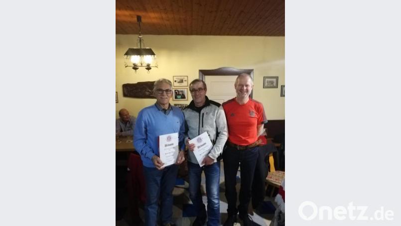 Juan Vilas und Franz Bergler wurden von Josef Kreuzer (von links) für 20 Jahre Treue zum Bayernfanclub ausgezeichnet. Bild: adj