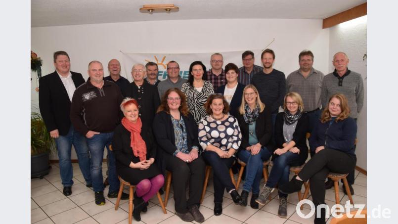 Die Freien Wähler Bechtsrieth/Trebsau treten mit einer Liste bei der Kommunalwahl und mit der Bürgermeisterkandidatin Petra Baierl (sitzend, Dritte von links) an. Bild: fz