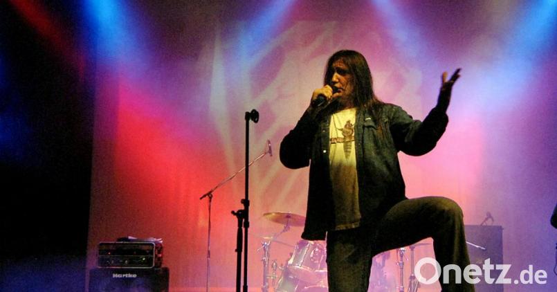 Mike Fiedler (Mitte) beim Auftritt mit der kurz zuvor wiedervereinigten Band Striker beim Benefizkonzert für Haiti am 31. Januar 2010 im Musikomm. Archivbild: Unger