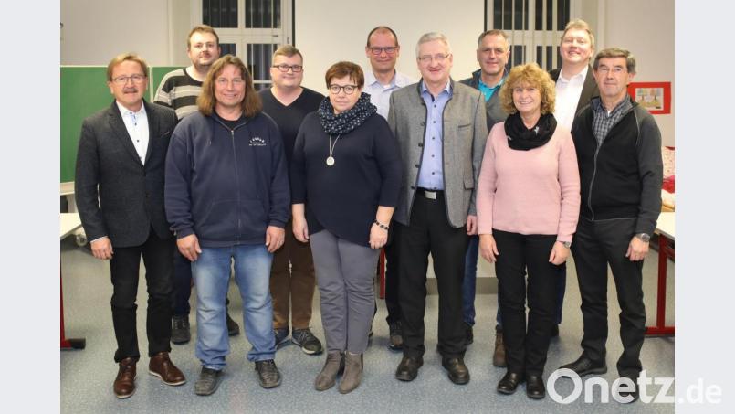 In der Mitgliederversammlung wurde der Vorstand des Trägervereins bestätigt. Auf dem Bild: Bürgermeister Hans Donko (links) mit den Mitgliedern und Schulleiterin Hannelore Doleschal (Fünfte von links) und Vorsitzenden Johannes Reger (Fünfter von rechts). Bild: JOCHEN NEUMANN 
ERBENDORF