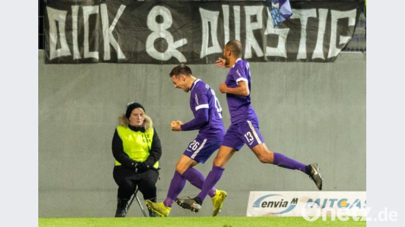 Aues Sören Gonther (links) jubelt nach seinem Tor zum 1:0 mit Louis Samson. Bild: Robert Michael/dpa