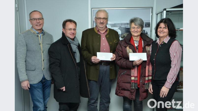 Siegmund (links) und Evi Grieb (rechts) haben sich erneut in den Dienst der guten Sache gestellt und anstelle von Weihnachtsgeschenken an die Kunden die Kinderkrebshilfe in der Region Oberpfalz Nord und den Katholischen Kindergarten Don Bosco für die Renovierungsmaßnahme bedacht. Dekan Alexander Hösl (Zweiter von links) kam mit der Leiterin der Kindertagesstätte Luise Dietl (Zweite von rechts) vorbei. Herbert Putzer als Vorsitzender der Kinderkrebshilfe (Mitte) kann mit der Spende wieder vielen Betroffenen das Leid mindern. Bild: dob