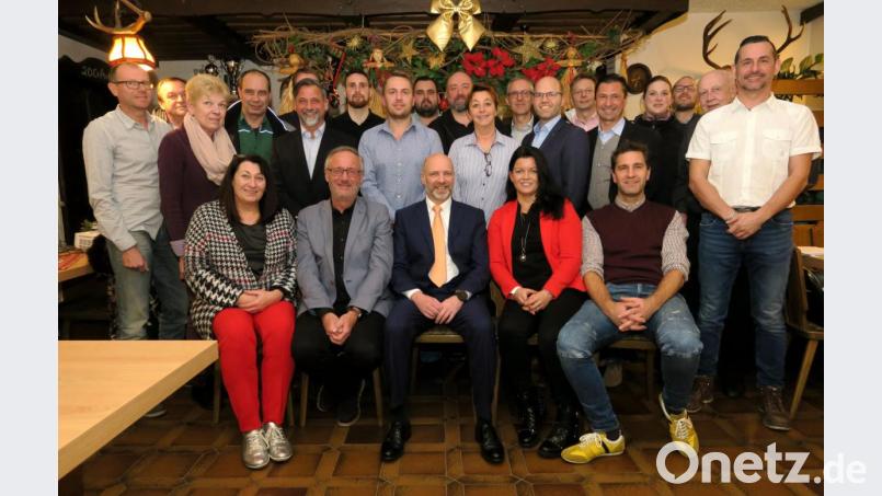 Die „Unabhängigen Wähler“ nominierten die Listenbewerber für die Stadtratswahlen. Sitzend von links die Spitzenkandidaten Klaudia Seegmüller, Peter von der Sitt, Kurt Mieschala, Myriam Rödl und Dr. Jochen Glamsch. Bild: Hirsch