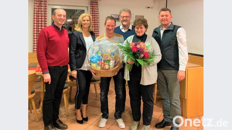 Elfriede Gilch nimmt Abschied als Reinigungskraft der Zottbachtal-Schulen in Pleystein, von links: Günter Gschwindler, Andrea Lang, Alexander Schön, Hans Maurer, Elfriede Gilch und Rainer Rewitzer. Bild: tu