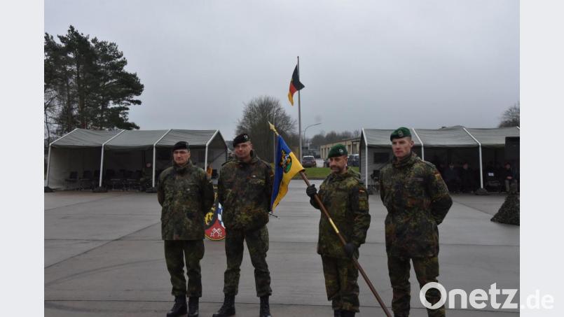 Den Wechsel von den Panzergrenadieren zur Panzertruppe vollziehen (von links) Oberst Markus Vollmann, Oberstleutnant Peer Papenbroock, Major Olaf Niederdräing sowie Oberstleutnant Andreas Bleek. Bild: Mario Hönig