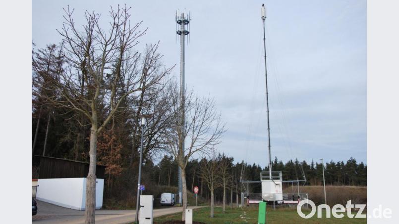 Der neue Funkmast (links) ersetzt in Ebermannsdorf den provisorischen (rechts). Bild: gsp