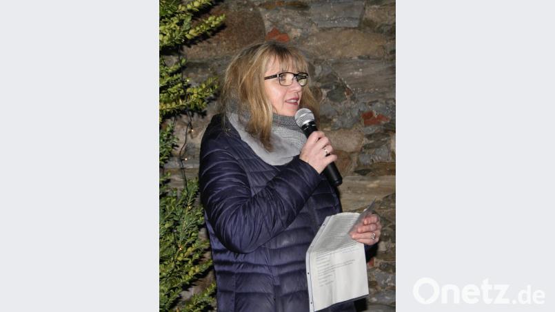 Den stimmungsvollen Adventsabend eröffnete die Vorsitzende der Pullenreuther Nachbarschaftshilfe Christine Gärtner. Bild: wro