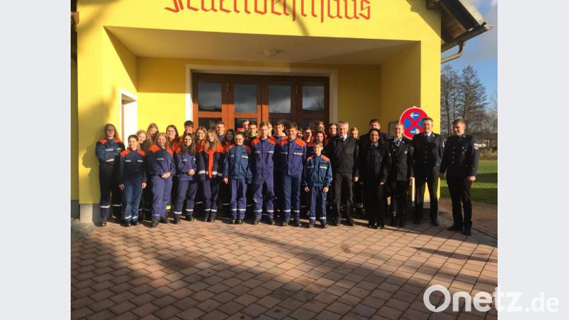 29 Anwärter aus den Feuerwehren Tremmersdorf, Speinshart und Schlammersdorf absolvieren mit Erfolg den Wissenstest. Im Bild die Prüflinge mit (von rechts) Jugendvertreter Stefan Herbert (Speinshart), Kommandant Markus Hefner und Jugendvertreterin Eva Zeitler (Tremmersdorf), den Kreisbrandmeistern Miriam Schuller (Jugend) und Reiner Kopp sowie Kommandant Benjamin Schmid (Schlammersdorf). Bild: rod