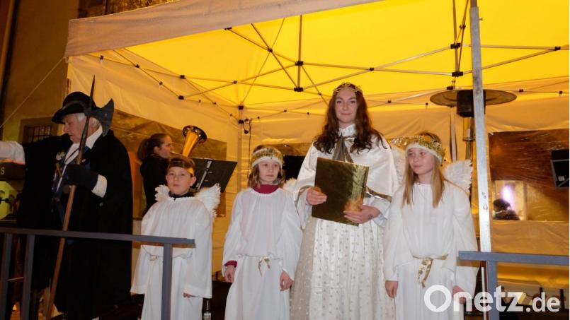 Das Christkind mit seinen Engeln verbreitete am Sonntag eine himmlische Atmosphäre im Burghof. Begleitet werde sie von den Schlichter Turmbläsern. Bild: Stefanie Gradl