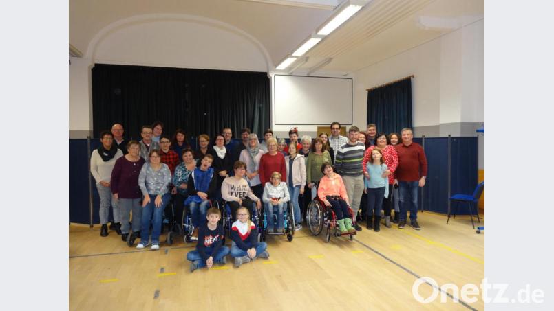 Wie schnell das Jahr vergeht: Traditionell beschließt es die ASBH-Selbsthilfegruppe mit einer adventlichen Feier. Vorsitzende Helga Dippel (Dritte von rechts) dankt allen Mitgliedern für die allzeit gute Zusammenarbeit zum Wohle der Arbeitsgemeinschaft. Bild: mng