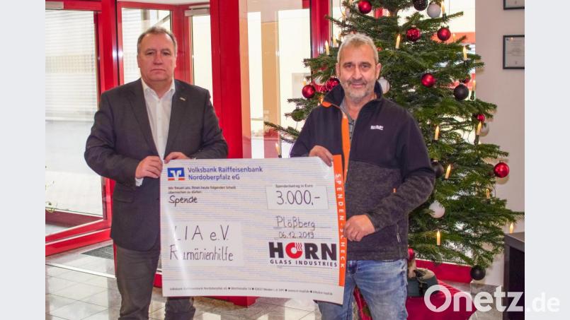 Mit 3000 Euro unterstützt Horn Glass Industries die Rumänienhilfe „LIA“. Stephan Meindl (links) übergab den Scheck an Ludwig Wüst. Bild: ws