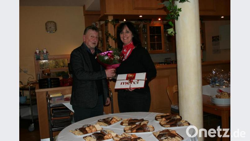Mit Blumen und Süßigkeiten dankt Dienststellenleiter Dieter Landgraf Andrea Grundl für ihren Einsatz als Ortsbeauftragte des Malteser-Hilfdienstes und ihre treue Mitarbeit. Bild: gpa