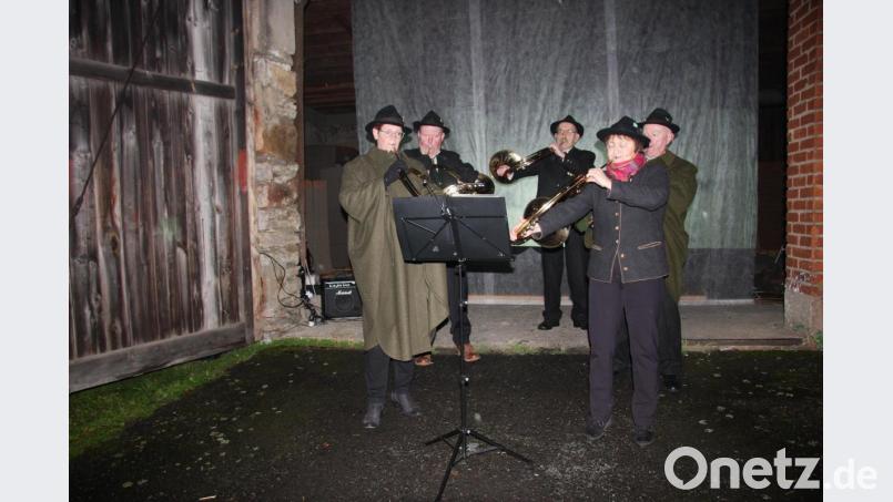 Eingeladen war auch die Parforcehorn-Gruppe „Hohes Fichtelgebirge“, um auf den adventlichen Abend einzustimmen. Bild: wro