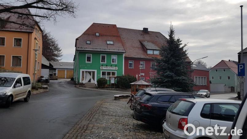 Das vom Markt Moosbach erworbene Weiß-Areal besteht aus Wohnhaus (grün), Stall und Nebengebäude. Der Stall und einige Nebengebäude werden abgebrochen. Das Wohnhaus bleibt stehen. Das freie Gelände soll als Zufahrt zum „Betreuten Wohnen und der Tagespflege“ dienen. Bild: gi