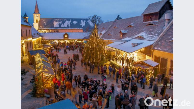 Viel zu bieten hat der Friedenfelser Weihnachtsmarkt vom 14. bis 15. Dezember. Im Ökonomiehof (Bild) bis hin zum Dorfladen bieten 45 Fieranten erlesenes Handwerk, Bioprodukte und köstliche Speisen aus dem Steinwald. Bild: bsc