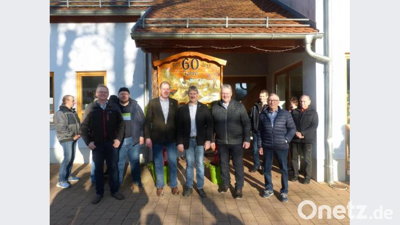 Bei der Eröffnung mit (von links) den Organisatoren Oswald Pilhofer und Ralf Dotzler, Vorsitzendem Fabian Bräutigam, Bürgermeister Reiner Pickel, Landrat Richard Reisinger und Altbürgermeister Georg Schmid. Bild: fm