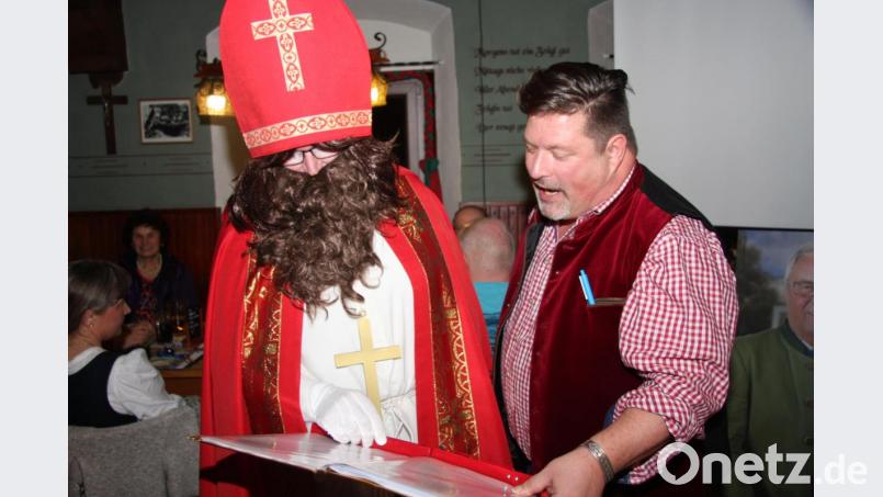 Eigens für den Abend hatte der Nikolaus die Bayernhymne, das Heidi-Lied und einen Toni-Dutz-Rap getextet. Von ihm und Oliver Zrenner (rechts) wurden die Lieder vorgestellt.. Bild: wro