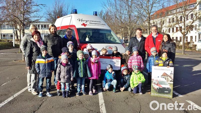 Das Hospizmobil des BRK-Kreisverbands kommt auch zu Menschen in anderen Landkreisen. Bei der Spendenübergabe in Auerbach (von Links) Erzieherin Anke Griesbeck, Kita-Leiterin Annemarie Förster, Elternbeiratsvorsitzender Marc Haberberger, Elternbeiratsmitglied Daniel Sertl, Hospizmobil-Leiter Bernd Lödel, stellvertretender BRK-Kreisgeschäftsführer Harald Leykauf, Erzieherin Angelie Leißner sowie die Vorschulkinder. Bild: jma