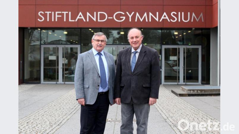Albert Bauer (links) übernimmt im Februar die Leitung des Stiftland-Gymnasiums und beerbt Oberstudiendirektor Georg Hecht. Bild: Stiftland-Gymnasium/exb