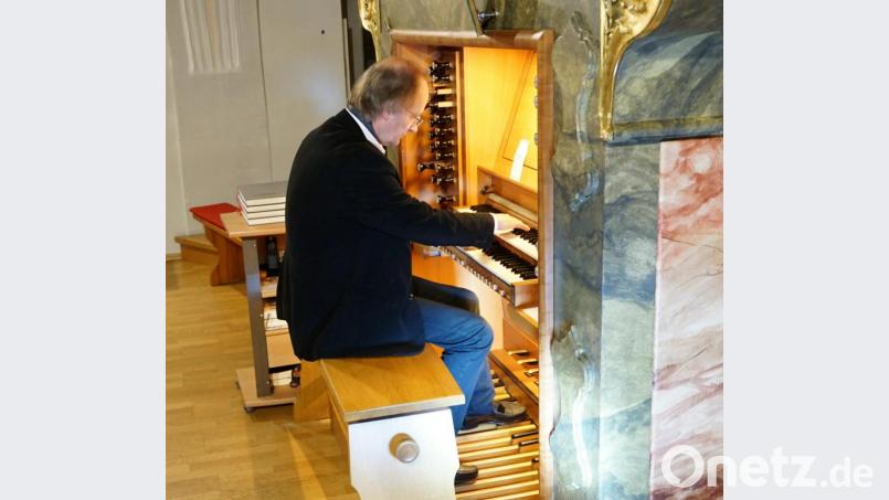 Bei dem Benefizkonzert in der Adventszeit in der Stadtpfarrkirche bewies der Niederländer Evert Groen erneut, dass er das Orgelspiel aus dem Effeff beherrscht, was ihm erlaubt, mit seiner immensen Kreativität und Leidenschaft für das Orgelspiel kirchliche und weltliche Stücke aller Stilrichtungen genial zu improvisieren, dass sie zum außergewöhnlichen Musikerlebnis mit geistlichen Charakter wurden. Bild: ads