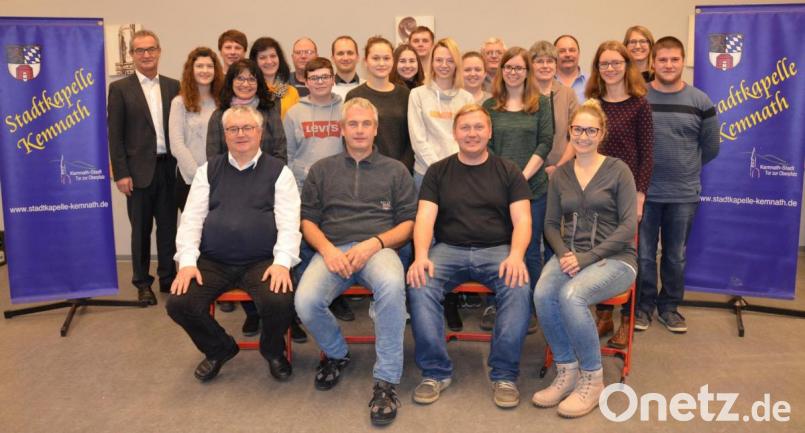 Die Gründungsmitglieder der Stadtkapelle Kemnath e.V. - inklusive Bürgermeister Werner Nickl (hinten, links) - mit deren erstem Vorstand (vorne, sitzend von links): Kassier Werner Rodler, stellvertretender Vorsitzender Daniel Affolter, Vorsitzender Jürgen Schönfelder, Schriftführerin Laura Schraml sowie die beiden Kassenprüferinnen Rita Kunz (zweite Reihe, links) und Theresa Haßmann (zweite Reihe, Dritte von rechts). Bild: exb