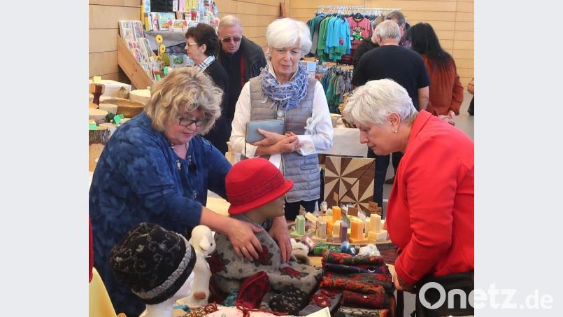 Wollmützen für die kalten Tage gibt es beim Weihnachtsbauernmarkt am Wochenende in Schwarzenfeld in reicher Auswahl. Bild: Hirsch