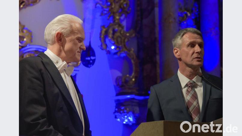 Rotary-Präsident Jens Trögner (rechts) hielt die Laudatio auf Johann Mösenbichler (links), der sich um den Service-Club verdient gemacht hat. Bild: Tobias Riedl/exb