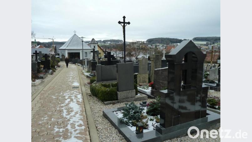 Seit 1979 ist der Friedhof in städtischer Hand. Die Sanierung von Wegen und Leichenhaus floss in die Kalkulation der Gebühren ein. Kostendeckend kann die Einrichtung jedoch nicht betrieben werden. Bild: Portner