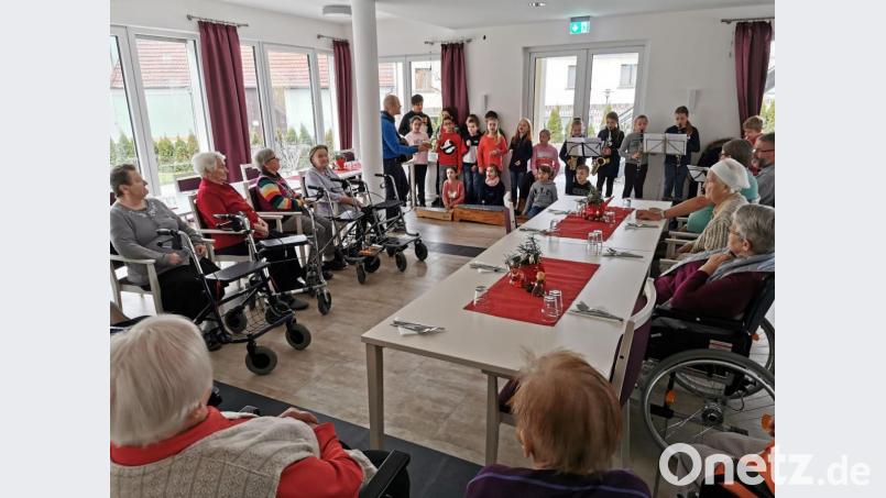 Zu einem kleinen Konzert in der Pflegeeinrichtung luden die Viertklässler mit Lehrer Thomas Gallesdörfer ein. Bild: gz