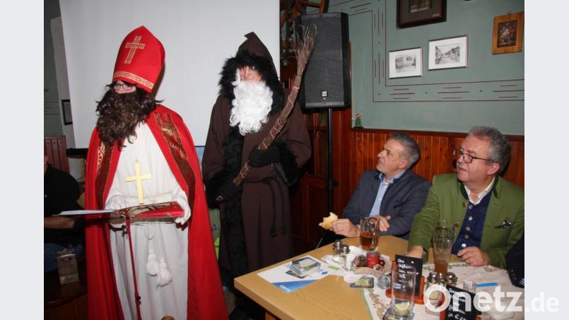 Eigentlich wusste der Nikolaus, der Knecht Ruprecht mitgebracht hatte, nur Gutes über Toni Dutz zu berichten, was Roland Grillmeier (2. von rechts) bestätigen konnte.. Bild: wro